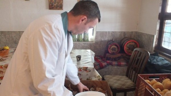 ХРАНА НАРОДНИМ КУХИЊАМА : Војводина упућује помоћ Епархији рашко - призренској ХРАНА НАРОДНИМ КУХИЊАМА : Војводина упућује помоћ Епархији рашко - призренској