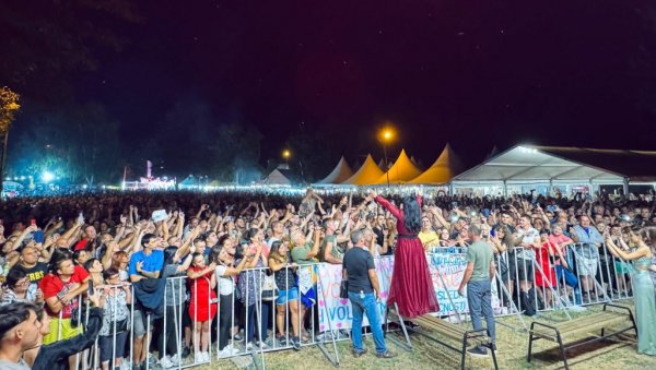 АПСОЛУТНИ ТРИЈУМФ: Драгану Мирковић на летњој турнеји слушало више од пола милиона људи (ФОТО) АПСОЛУТНИ ТРИЈУМФ: Драгану Мирковић на летњој турнеји слушало више од пола милиона људи (ФОТО)