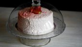 POSLASTICE OD LUBENICE: Jogurt torta, savršeni hladni desert za ove vrele dane POSLASTICE OD LUBENICE: Jogurt torta, savršeni hladni desert za ove vrele dane