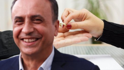 PITALA JE ŠTA RADIM SUTRA - ODLUČILA JE DA SE UDA Beki dan pre venčanja saznao da mu ćerka staje na ludi kamen PITALA JE ŠTA RADIM SUTRA - ODLUČILA JE DA SE UDA Beki dan pre venčanja saznao da mu ćerka staje na ludi kamen