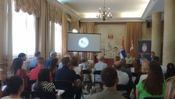 У КРАГУЈЕВЦУ ПРЕДСТАВЉЕНИ ДРЖАВНИ КОНКУРСИ ЗА ПОДРШКУ ДУАЛНОМ ОБРАЗОВАЊУ: Ученицима на смеровима за дефицитарних занимања још по 5000 дина У КРАГУЈЕВЦУ ПРЕДСТАВЉЕНИ ДРЖАВНИ КОНКУРСИ ЗА ПОДРШКУ ДУАЛНОМ ОБРАЗОВАЊУ: Ученицима на смеровима за дефицитарних занимања још по 5000 дина