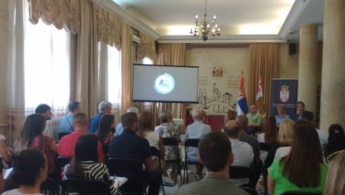 U KRAGUJEVCU PREDSTAVLJENI DRŽAVNI KONKURSI ZA PODRŠKU DUALNOM OBRAZOVANJU: Učenicima na smerovima za deficitarnih zanimanja još po 5000 dina U KRAGUJEVCU PREDSTAVLJENI DRŽAVNI KONKURSI ZA PODRŠKU DUALNOM OBRAZOVANJU: Učenicima na smerovima za deficitarnih zanimanja još po 5000 dina