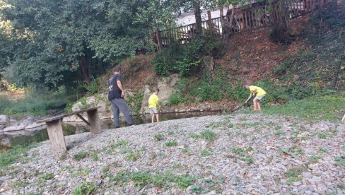 ŽEDNI SMO, A PORED DVE REKE ŽIVIMO: Meštani Brusa i okolnih sela već četiri meseca muku muče zbog nedostatka vode ŽEDNI SMO, A PORED DVE REKE ŽIVIMO: Meštani Brusa i okolnih sela već četiri meseca muku muče zbog nedostatka vode