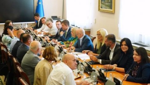 PREMIJER VUČEVIĆ NAKON SASTANKA SA PROSVETARIMA: Nemamo čarobni štapić da odmah sve rešimo, ali imamo čvrstu i dobru volju PREMIJER VUČEVIĆ NAKON SASTANKA SA PROSVETARIMA: Nemamo čarobni štapić da odmah sve rešimo, ali imamo čvrstu i dobru volju