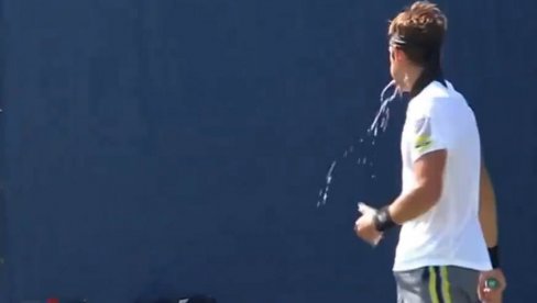 POVRAĆAO NASRED TERENA, PA IZVUKAO POBEDU: Neverovatna scena na Ju-Es openu (VIDEO) POVRAĆAO NASRED TERENA, PA IZVUKAO POBEDU: Neverovatna scena na Ju-Es openu (VIDEO)