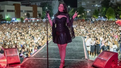 NA JUGU SRBIJE SAM I MOGU DA GOVORIM NAŠIM DIJALEKTOM: Zbog Sanje Vučić publika u Leskovcu u delirijumu (FOTO/VIDEO) NA JUGU SRBIJE SAM I MOGU DA GOVORIM NAŠIM DIJALEKTOM: Zbog Sanje Vučić publika u Leskovcu u delirijumu (FOTO/VIDEO)