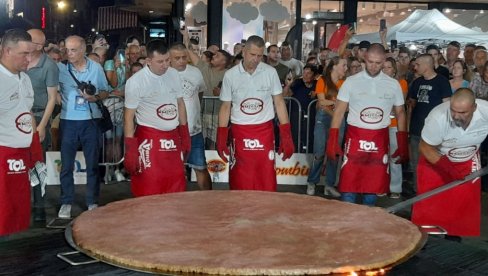 NAPRAVLJENA PLJESKAVICA OD 86,4 KILOGRAMA ROŠTILJ MESA: Novi rekord nad rekordima leskovačkih majstora roštilja NAPRAVLJENA PLJESKAVICA OD 86,4 KILOGRAMA ROŠTILJ MESA: Novi rekord nad rekordima leskovačkih majstora roštilja