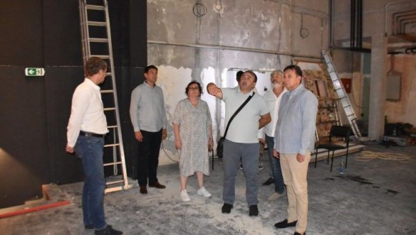 РАДОВИ У ЦЕНТРУ ЗА КУЛТУРУ: Поставља се сценска расвета РАДОВИ У ЦЕНТРУ ЗА КУЛТУРУ: Поставља се сценска расвета