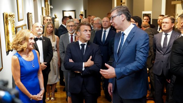ПОНОСАН САМ ЗБОГ ПРИЛИКЕ ДА БУДЕМ ДОМАЋИН МАКРОНУ У ГАЛЕРИЈИ МАТИЦЕ СРПСКЕ Вучић се огласио након обиласка са француским председником ПОНОСАН САМ ЗБОГ ПРИЛИКЕ ДА БУДЕМ ДОМАЋИН МАКРОНУ У ГАЛЕРИЈИ МАТИЦЕ СРПСКЕ Вучић се огласио након обиласка са француским председником