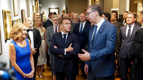 PONOSAN SAM ZBOG PRILIKE DA BUDEM DOMAĆIN MAKRONU U GALERIJI MATICE SRPSKE Vučić se oglasio nakon obilaska sa francuskim predsednikom PONOSAN SAM ZBOG PRILIKE DA BUDEM DOMAĆIN MAKRONU U GALERIJI MATICE SRPSKE Vučić se oglasio nakon obilaska sa francuskim predsednikom