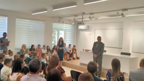 SVEČANI PRIJEM PRVAKA U NOVOSADSKOJ OŠ IVAN GUNDULIĆ Za đake još 1.740 kvadrata SVEČANI PRIJEM PRVAKA U NOVOSADSKOJ OŠ IVAN GUNDULIĆ Za đake još 1.740 kvadrata