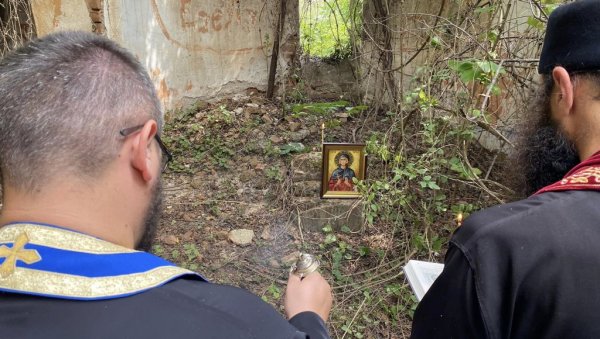 БОГОСЛУЖЕЊЕ У НЕКАДАШЊОЈ СВЕТИЊИ НА КОСОВУ И МЕТОХИЈИ: Монаштво и парох манастира Драгинац на месту где су 99 минирали цркву БОГОСЛУЖЕЊЕ У НЕКАДАШЊОЈ СВЕТИЊИ НА КОСОВУ И МЕТОХИЈИ: Монаштво и парох манастира Драгинац на месту где су 99 минирали цркву