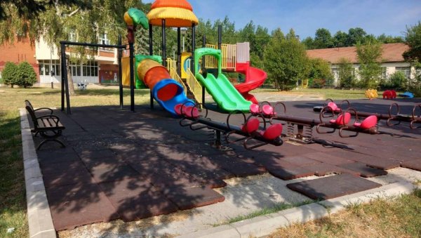 ТИНЕЈЏЕРИМА ТРЕБА КУТАК: Падинска скела има неколико игралишта за најмлађе, старија деца као да су заборављена ТИНЕЈЏЕРИМА ТРЕБА КУТАК: Падинска скела има неколико игралишта за најмлађе, старија деца као да су заборављена