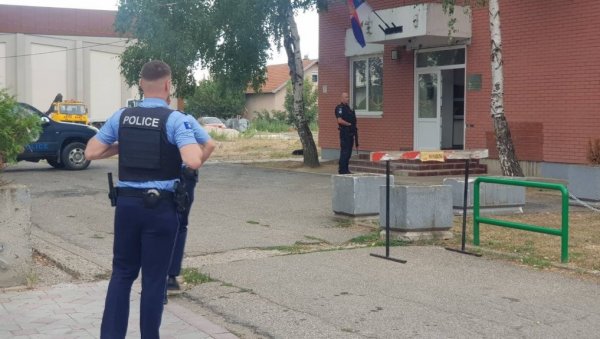 УПАД КУРТИЈЕВИХ СПЕЦИЈАЛАЦА У ИНСТИТУТ ЗА СРПСКУ КУЛТУРУ У ЛЕПОСАВИЋУ: Драма се настаља, огласили се из те институције УПАД КУРТИЈЕВИХ СПЕЦИЈАЛАЦА У ИНСТИТУТ ЗА СРПСКУ КУЛТУРУ У ЛЕПОСАВИЋУ: Драма се настаља, огласили се из те институције