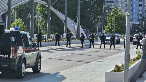 DOPREMLJENA I OKLOPNA VOZILA: Italijanski karabinjeri povećali prisustvo na glavnom mostu na Ibru (FOTO) DOPREMLJENA I OKLOPNA VOZILA: Italijanski karabinjeri povećali prisustvo na glavnom mostu na Ibru (FOTO)