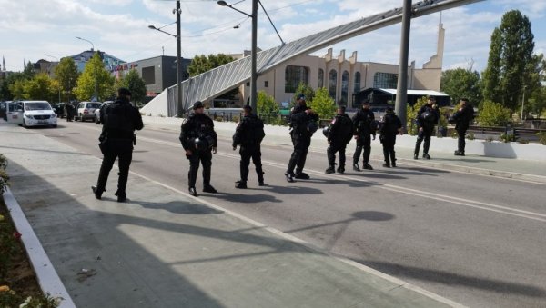 (ФОТО) НАПЕТО НА СЕВЕРУ КИМ: Кфор додатно појачао снаге, чешки припадници направили кордон, ту су и оклопна возила (ФОТО) НАПЕТО НА СЕВЕРУ КИМ: Кфор додатно појачао снаге, чешки припадници направили кордон, ту су и оклопна возила
