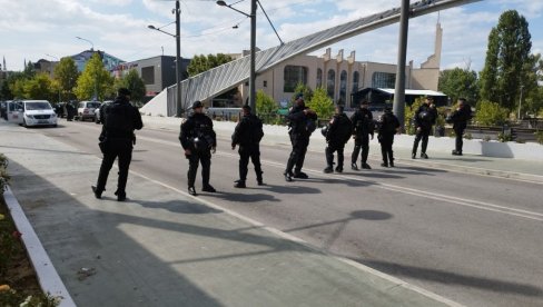 (FOTO) NAPETO NA SEVERU KIM: Kfor dodatno pojačao snage, češki pripadnici napravili kordon, tu su i oklopna vozila (FOTO) NAPETO NA SEVERU KIM: Kfor dodatno pojačao snage, češki pripadnici napravili kordon, tu su i oklopna vozila