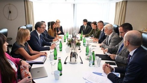 VUČIĆ SA PREDSEDNIKOM ČEŠKE: U vremenu punom bezbednosnih izazova, moramo da razgovaramo, jer koraci koje sad preduzimamo odrediće budućnost VUČIĆ SA PREDSEDNIKOM ČEŠKE: U vremenu punom bezbednosnih izazova, moramo da razgovaramo, jer koraci koje sad preduzimamo odrediće budućnost