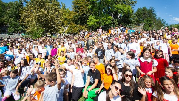 ОЗАРЕНА ЛИЦА НОСЕ РАДОСТ И БРОЈНЕ ВРЛИНЕ: На дечјем сабору на Цетињу окупило се више од две хиљаде малишана, полазника школа веронауке ОЗАРЕНА ЛИЦА НОСЕ РАДОСТ И БРОЈНЕ ВРЛИНЕ: На дечјем сабору на Цетињу окупило се више од две хиљаде малишана, полазника школа веронауке