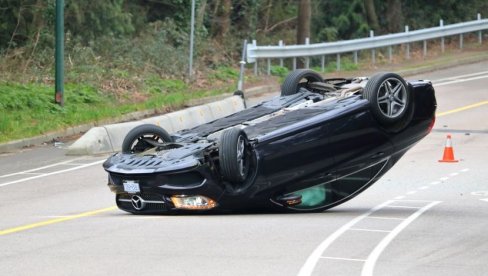 SAOBRAĆAJKA NA IZLAZU IZ ČAČKA: Automobil završio na krovu (FOTO) SAOBRAĆAJKA NA IZLAZU IZ ČAČKA: Automobil završio na krovu (FOTO)