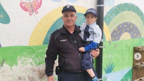 ŠKLOSKI POLICAJAC RADE KOJEG DECA OBOŽAVAJU: Svakog jutra, učenici i nastavnici prvo zastanu da ga pozdrave (FOTO) ŠKLOSKI POLICAJAC RADE KOJEG DECA OBOŽAVAJU: Svakog jutra, učenici i nastavnici prvo zastanu da ga pozdrave (FOTO)