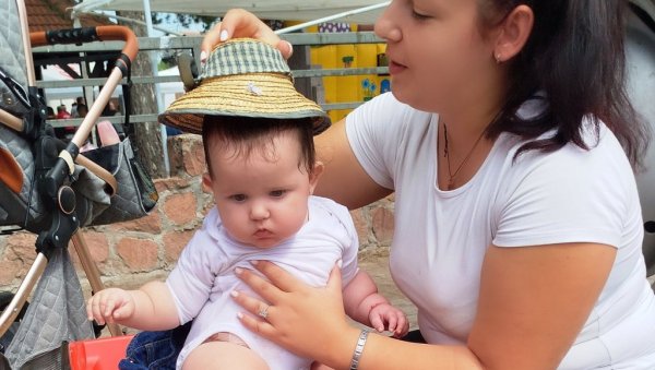 НАЈ-ТРАКТОРИ У ДРЕНОВЦУ: Мала Дамјана права маскота изложбе (ФОТО) НАЈ-ТРАКТОРИ У ДРЕНОВЦУ: Мала Дамјана права маскота изложбе (ФОТО)