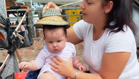NAJ-TRAKTORI U DRENOVCU: Mala Damjana prava maskota izložbe (FOTO) NAJ-TRAKTORI U DRENOVCU: Mala Damjana prava maskota izložbe (FOTO)