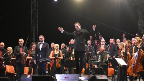 I „BELA ĆAO“ I „VALJEVSKA PODVALA“: Dirigent Bojan Suđić, Dušan Svilar i virtuozi oduševili Kikinđane ( Foto) I „BELA ĆAO“ I „VALJEVSKA PODVALA“: Dirigent Bojan Suđić, Dušan Svilar i virtuozi oduševili Kikinđane ( Foto)