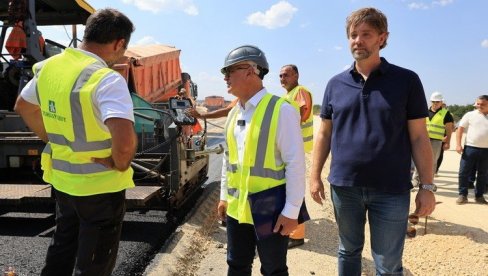 VESIĆ OBIŠAO RADOVE U KRAGUJEVCU: Asfaltira se Severna obilaznica VESIĆ OBIŠAO RADOVE U KRAGUJEVCU: Asfaltira se Severna obilaznica