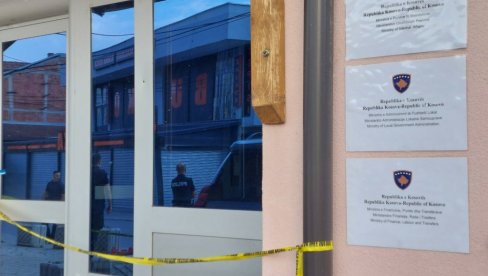 DUGE CEVI TZV. KOSOVSKE POLICIJE I JUČE NA ULICAMA SEVERNE MITROVICE: Srbima i dalje blokirana radna mesta, naša država obezbediće im primanja DUGE CEVI TZV. KOSOVSKE POLICIJE I JUČE NA ULICAMA SEVERNE MITROVICE: Srbima i dalje blokirana radna mesta, naša država obezbediće im primanja