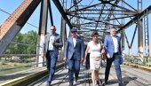 ВЕСИЋ ОБИШАО РАДОВЕ НА ТОМАШЕВАЧКОМ МОСТ: Саобраћајно повезујемо Банат ВЕСИЋ ОБИШАО РАДОВЕ НА ТОМАШЕВАЧКОМ МОСТ: Саобраћајно повезујемо Банат