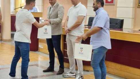 VUKOVCIMA PO 50.000 DINARA: Opština Lazarevac nagradila najbolje đake VUKOVCIMA PO 50.000 DINARA: Opština Lazarevac nagradila najbolje đake