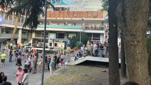 POLITIČKI PROTEST ISPRED RTS: Blokirana Takovska - preplanuli Simišić u beznađu vrištao i pretio POLITIČKI PROTEST ISPRED RTS: Blokirana Takovska - preplanuli Simišić u beznađu vrištao i pretio