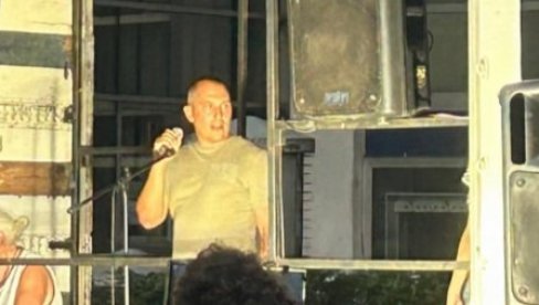PREPLANULI SIMIŠIĆ U BEZNAĐU VRIŠTAO I PRETIO ISPRED RTS-A: Detalji sa protesta PREPLANULI SIMIŠIĆ U BEZNAĐU VRIŠTAO I PRETIO ISPRED RTS-A: Detalji sa protesta