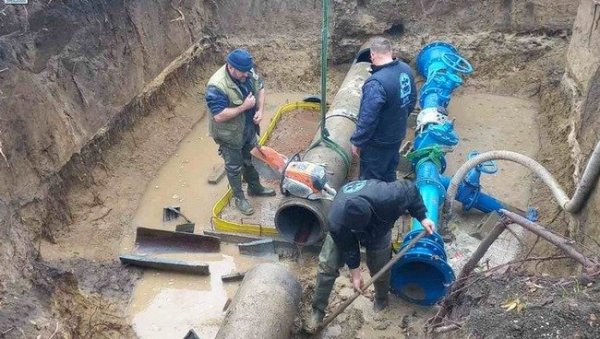 ХАВАРИЈА НА ВОДОВОДНИМ ЦЕВИМА У ЗРЕЊАНИНУ: Екипе хитно изашле на лице места ХАВАРИЈА НА ВОДОВОДНИМ ЦЕВИМА У ЗРЕЊАНИНУ: Екипе хитно изашле на лице места