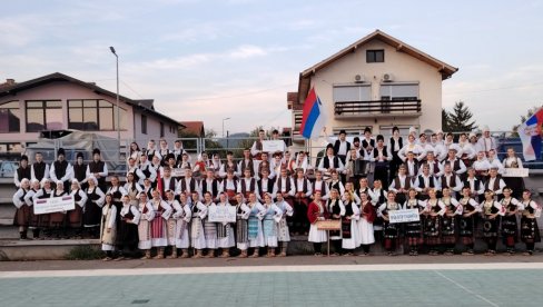FESTIVAL FOLKLORA NA DEV OBALE DRINE: Pesmom i igrom premostili reku FESTIVAL FOLKLORA NA DEV OBALE DRINE: Pesmom i igrom premostili reku