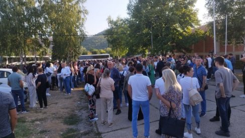 TRAŽE DA SE VRATE NA POSAO: Srbi se okupili ispred opštine u KM koju su nasilno zatvorili Kurtijevi specijalci TRAŽE DA SE VRATE NA POSAO: Srbi se okupili ispred opštine u KM koju su nasilno zatvorili Kurtijevi specijalci