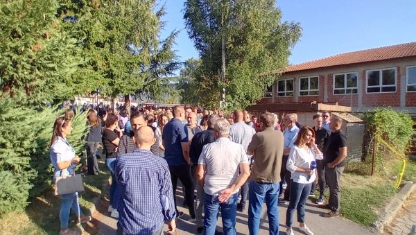 НЕ ДАЈУ НАМ ДА РАДИМО НИ ДА ЖИВИМО: Поруке радника српских установа на северу КиМ којима је Курти узурпирао радна места НЕ ДАЈУ НАМ ДА РАДИМО НИ ДА ЖИВИМО: Поруке радника српских установа на северу КиМ којима је Курти узурпирао радна места