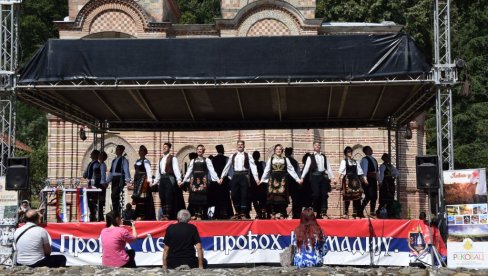 ZORANOVI DVOMETARSKI BRKOVI NAJDUŽI - ŠESTI PUT: Sve o saboru Prođoh Levač, prođoh Šumadiju održanom u porti manastira Kalenić (FOTO) ZORANOVI DVOMETARSKI BRKOVI NAJDUŽI - ŠESTI PUT: Sve o saboru Prođoh Levač, prođoh Šumadiju održanom u porti manastira Kalenić (FOTO)