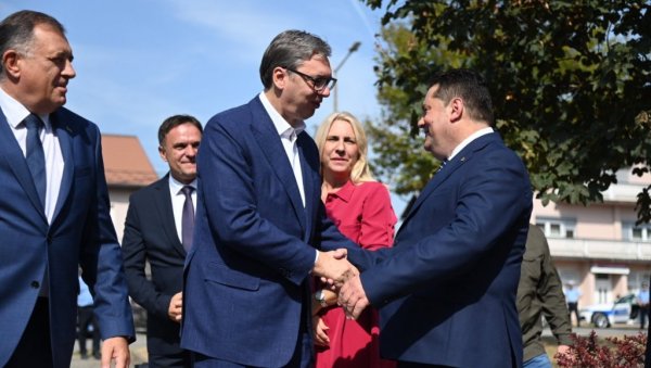 СКИДАМ ВАМ КАПУ И ВИШЕ ОД КАПЕ Стевандић: Оно што сте урадили за Српску је уклесано у камен, то се неће моћи избрисати никада СКИДАМ ВАМ КАПУ И ВИШЕ ОД КАПЕ Стевандић: Оно што сте урадили за Српску је уклесано у камен, то се неће моћи избрисати никада