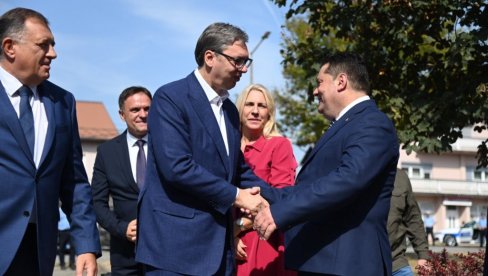 СКИДАМ ВАМ КАПУ И ВИШЕ ОД КАПЕ Стевандић: Оно што сте урадили за Српску је уклесано у камен, то се неће моћи избрисати никада СКИДАМ ВАМ КАПУ И ВИШЕ ОД КАПЕ Стевандић: Оно што сте урадили за Српску је уклесано у камен, то се неће моћи избрисати никада