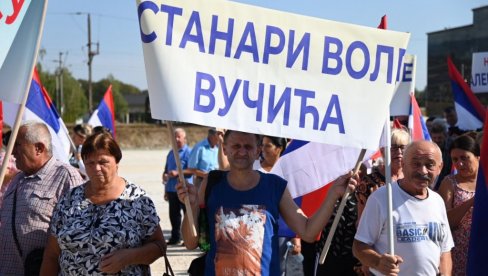 STANARI VOLE VUČIĆA: Građani Srpske drže transparente u znak zahvalnosti predsedniku Srbije (FOTO) STANARI VOLE VUČIĆA: Građani Srpske drže transparente u znak zahvalnosti predsedniku Srbije (FOTO)