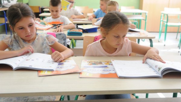 У КЛУПЕ СА ОСМЕХОМ: Пријем ђака првака у краљевачким школама У КЛУПЕ СА ОСМЕХОМ: Пријем ђака првака у краљевачким школама