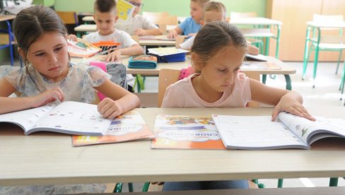 У КЛУПЕ СА ОСМЕХОМ: Пријем ђака првака у краљевачким школама У КЛУПЕ СА ОСМЕХОМ: Пријем ђака првака у краљевачким школама