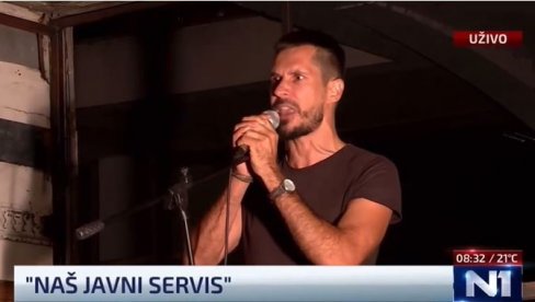 DA LI JE OVO NORMALNO? Pogledajte uznemirujući nastup jednog od govornika na jučerašnjem protestu (VIDEO) DA LI JE OVO NORMALNO? Pogledajte uznemirujući nastup jednog od govornika na jučerašnjem protestu (VIDEO)