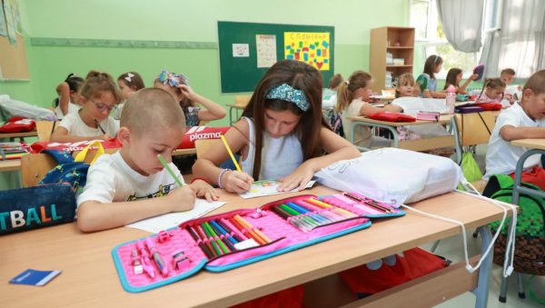 У КИКИНДИ ДАРОВАНО 450 ПРВАКА: Од града добили уџбенике, школски прибор и опрему за физичко У КИКИНДИ ДАРОВАНО 450 ПРВАКА: Од града добили уџбенике, школски прибор и опрему за физичко