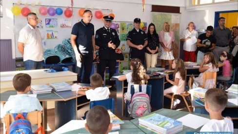 DOBILI RANČEVE I ŠKOLSKI PRIBOR: Hiljadu đaka-prvaka u Zrenjaninu ovog septembra seda u školske klupe DOBILI RANČEVE I ŠKOLSKI PRIBOR: Hiljadu đaka-prvaka u Zrenjaninu ovog septembra seda u školske klupe