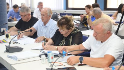 POTPISANI UGOVORI O BESPLATNIM UDŽBENICIMA ZA NOVOSADSKE PRVAKE: Podrška Grada porodicama sa decom POTPISANI UGOVORI O BESPLATNIM UDŽBENICIMA ZA NOVOSADSKE PRVAKE: Podrška Grada porodicama sa decom