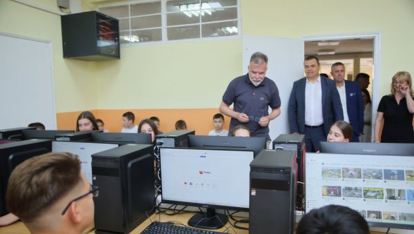 ДОНАЦИЈА ИТ ОПРЕМЕ ШКОЛИ У ДОЊЕМ ЦРНАТОВУ: Министар Ристић уручио рачунаре, пратећу опрему и књиге за школску библиотеку ДОНАЦИЈА ИТ ОПРЕМЕ ШКОЛИ У ДОЊЕМ ЦРНАТОВУ: Министар Ристић уручио рачунаре, пратећу опрему и књиге за школску библиотеку