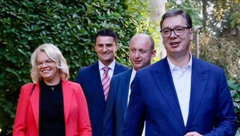 VUČIĆ SA ZVANIČNICIMA CRNE GORE: Razgovor o rekonstrukciji pruge Beograd-Bar kao projektu od zajedničkog interesa (FOTO) VUČIĆ SA ZVANIČNICIMA CRNE GORE: Razgovor o rekonstrukciji pruge Beograd-Bar kao projektu od zajedničkog interesa (FOTO)